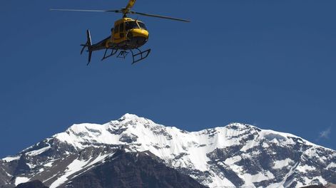 Parque Nacional Aconcagua Helicóptero de rescate volando de regreso desde plaza de Mulas.