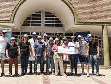 Autoridades y pilotos de Apat visitaron las instalaciones del Hospital Perrupato de San Martín e hicieron una donación a la entidad.