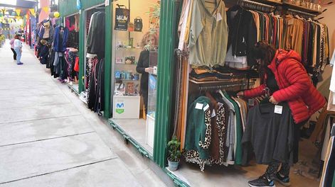 Los Andes | Sobre la vereda Oeste de San Martín, entre Barcala y Godoy Cruz, se emplaza el nuevo paseo de compras, con más de 20 coloridos puestos y hasta un foodtruck. | Foto: José Gutiérrez  / Los Andes