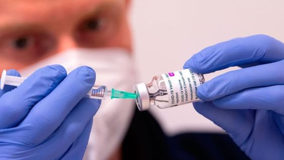 Desde el laboratorio AstraZeneca aseguran que actualmente no hay pruebas de que las trombosis registradas estén asociadas a la vacunación (AP)