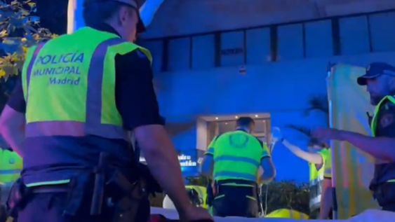La víctima fue trasladado al hospital mientras que el agresor fue arrestado y el grupo VI de Homicidios de la Jefatura Superior de Policía - 20 Minutos