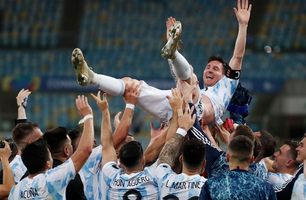 Lionel Messi es lanzado al aire por sus compañeros de la selección de Argentina tras la coronación en la Copa América, con un triunfo sobre Brasil el sábado 10 de julio de 2021, en el Maracaná