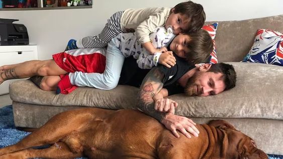 Lionel Messi y uno de sus perros, el más conocido, Hulk.