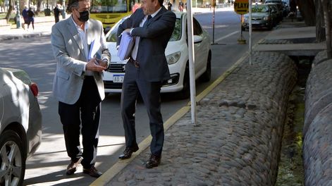Los Andes | Los ministros de Hacienda Lisandro Nieri, y de Gobierno Víctor Ibáñez, llegan a Legislatura para presentar el proyecto de Ley del Presupuesto 2022.Foto: Foto: Orlando Pelichotti