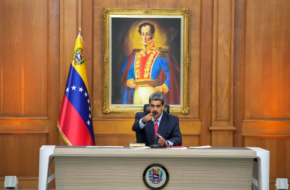 El presidente de Venezuela Nicolás Maduro se sienta frente a una imagen del héroe de la independencia venezolana Simón Bolívar, mientras da una conferencia de prensa en el palacio presidencial de Miraflores, en Caracas, Venezuela, el miércoles 31 de julio de 2024, tres días después de su controvertida reelección. (AP Foto/Matías Delacroix)