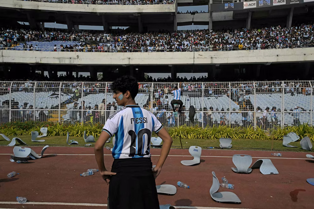 Un fanático de Lionel Messi, observando el estadio que fue vandalizado.