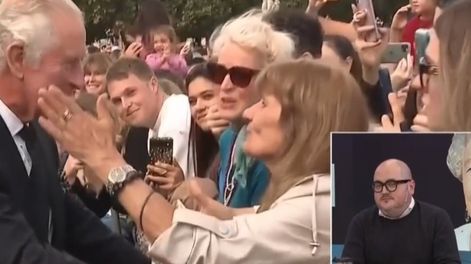 Una mujer rompió el protocolo con el nuevo rey