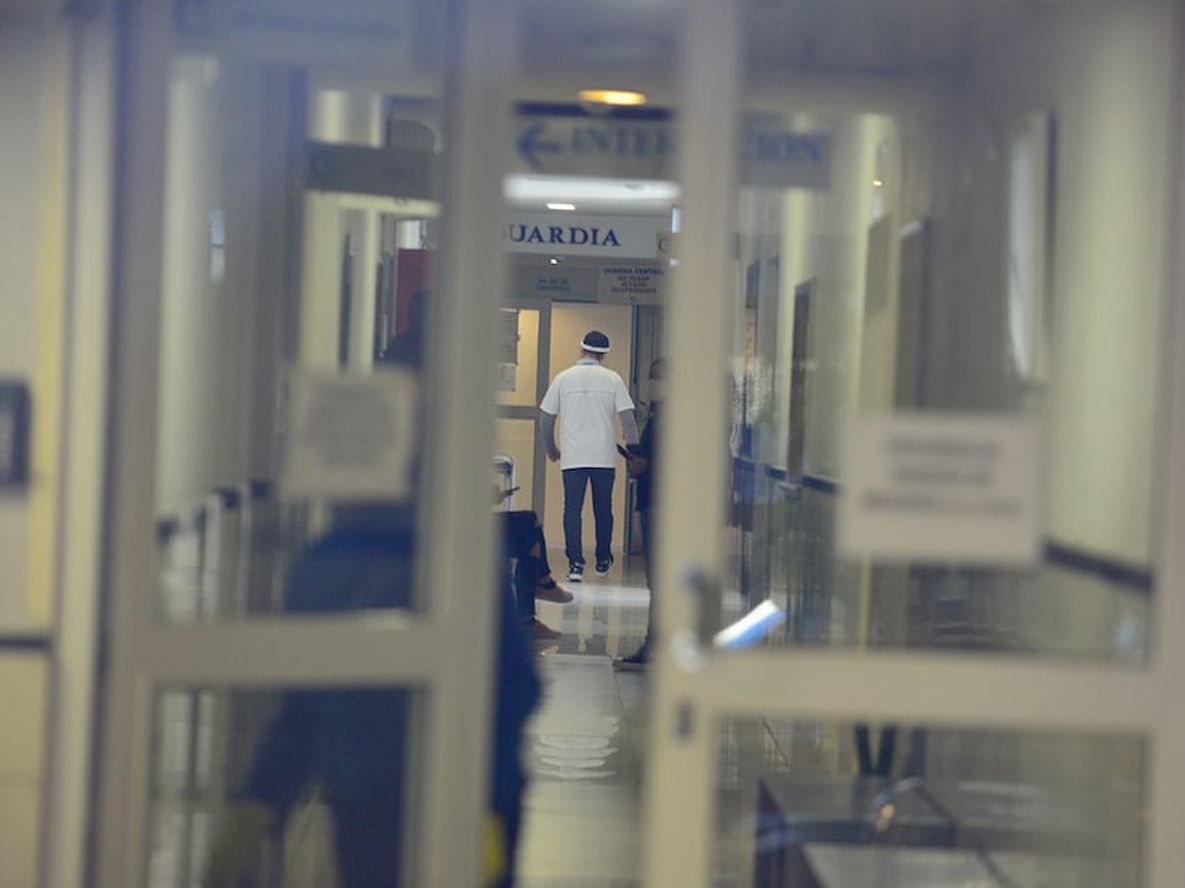 En medio de las restricciones por la crisis económica, el sistema de salud cruje por los impactos en las vías para financiar la prestación de los servicios. (La Voz/Archivo)