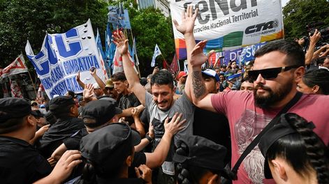 Miles de manifestantes marcharon por alimentos y el Gobierno ratificó que la ayuda irá directo a comedores. - foto: Noticias Argentinas