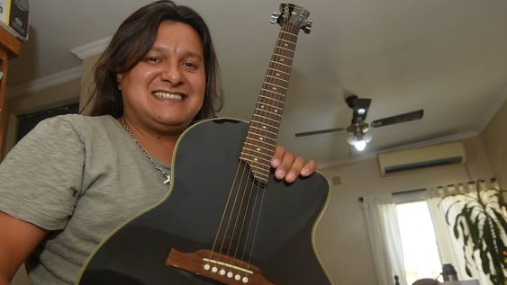 Sin trabajo, decidió vender su guitarra y recibió una increíble oferta: la emocionante experiencia de Pío Chimeno