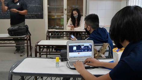 Una escuela sureña marca el camino, invirtiendo fondos propios para crear un aula virtual con destino a sus alumnos. / Foto: Orlando Pelichotti / Los Andes