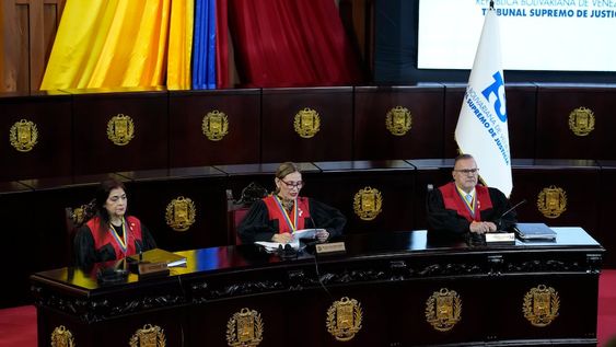 La presidenta de la Corte Suprema, Caryslia Rodríguez, habla en el tribunal que está realizando una auditoría de los resultados controvertidos de las elecciones presidenciales en Caracas, Venezuela, el jueves 22 de agosto de 2024. (AP Foto/Ariana Cubillos)