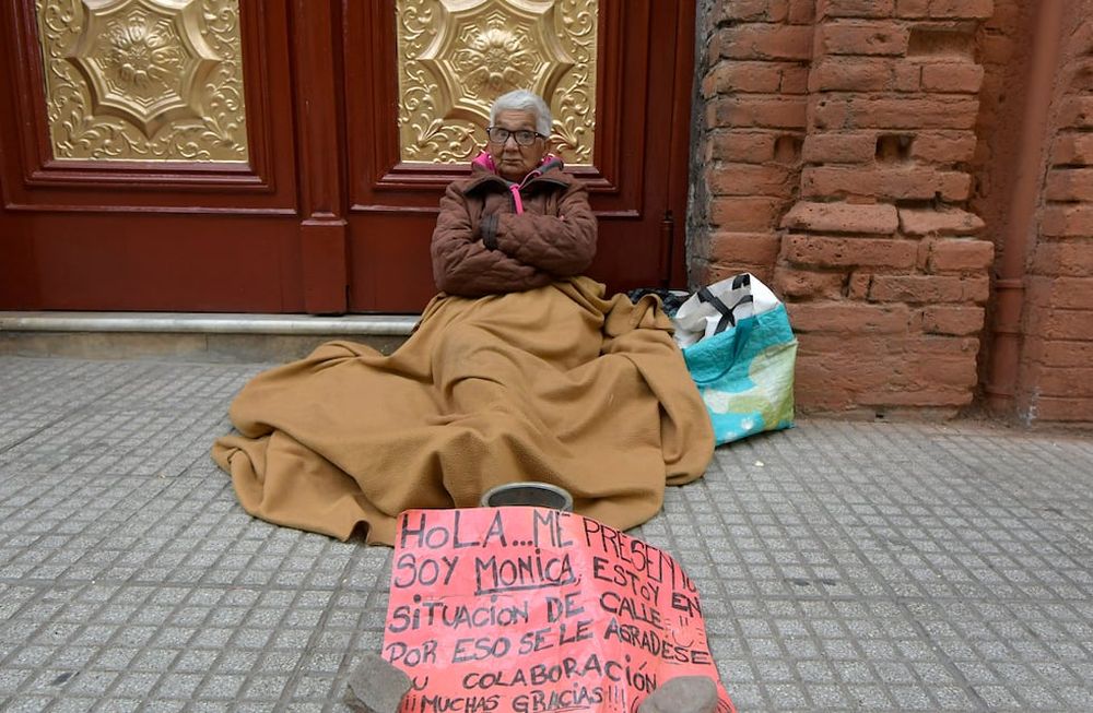 Amanece lentamente en Mendoza. Mónica y su lucha diaria por ayudar a tres nietos. Historias de una vida dura. Foto: Orlando Pelichotti