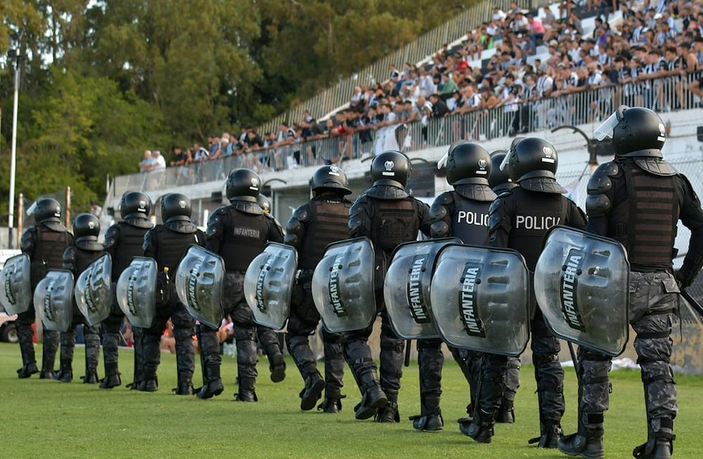 Personal policial en el estadio Víctor Antonio LegrotaglieFoto : Orlando Pelichotti