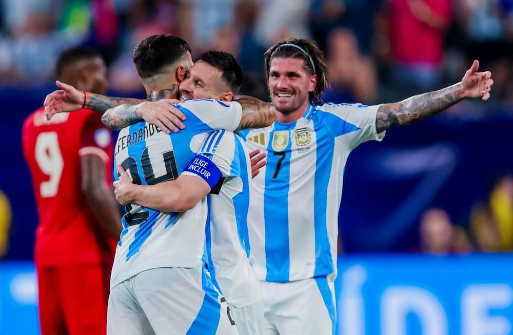 Enzo Fernández, Lionel Messi y Rodrigo De Paul, festejan el segundo de la Selección Argentina. /Foto: EFE / EPA / JUSTIN LANE.