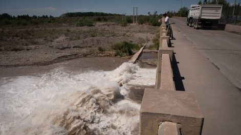 Los Andes | Dique CipollettiEl río Mendoza aumentó su capacidad con respecto al año pasado y se realizan maniobras porque el dique Potrerillos, que está al máximo de su capacidad, con respecto a los últimos 14 años, por esto tambien se ve mucha agua en el Dique Cipo
