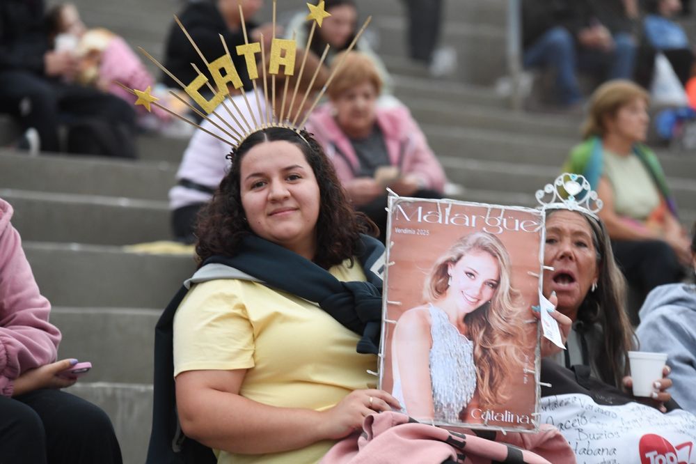 Desde temprano las gradas del teatro griego Frank Romero Day se empezaron a llenar de color y fervor con las hinchadas de cada reina departamental.