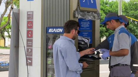 Se puede seguir pagan con plásticos en todas las estaciones de servicio del país