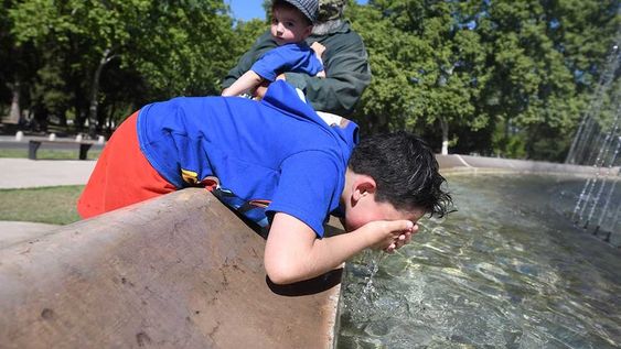 Calor en Mendoza.Se viene una semana con temperaturas mayores a 30 grados en la provincia de Mendoza.Juan Francisco junto a su papá Urbano y su hermanito Francesco se refresca en la fuente de Los Continentes en el parque General San Martín de Ciudad.