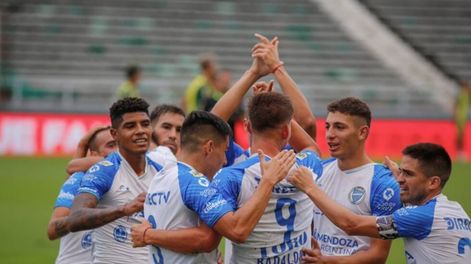 Godoy Cruz comenzó con el pie derecho en el torneo, aunque con el dolor de la ausencia del Morro García. Para él el festejo./Gentileza
