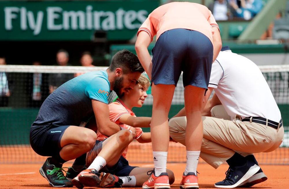 El blooper del día en Roland Garros: el bosnio Dzumhur y su choque con un ball boy