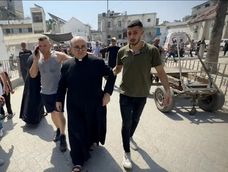 Ciudadanos heridos, incluido el padre argentino Gabriel Romanelli, tras un ataque a la Iglesia de la Sagrada Familia en Gaza