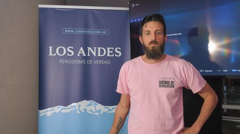 Pablo Caparrós trabaja junto a Mariana en la recuperación de viñedos centenarios en Luján de Cuyo.