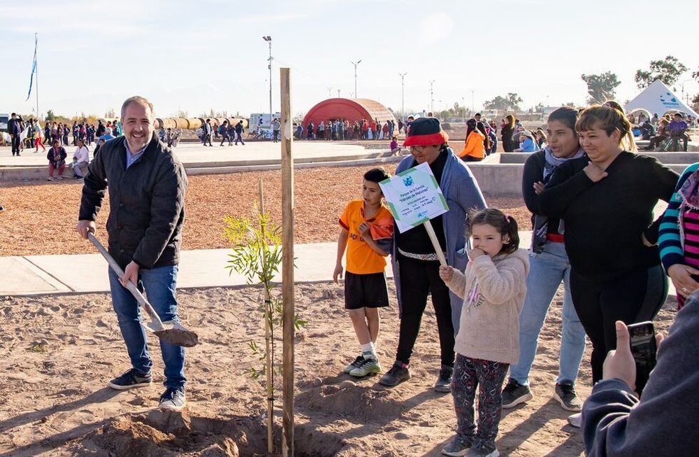 En Maipú se planta mano a mano, junto a los vecinos