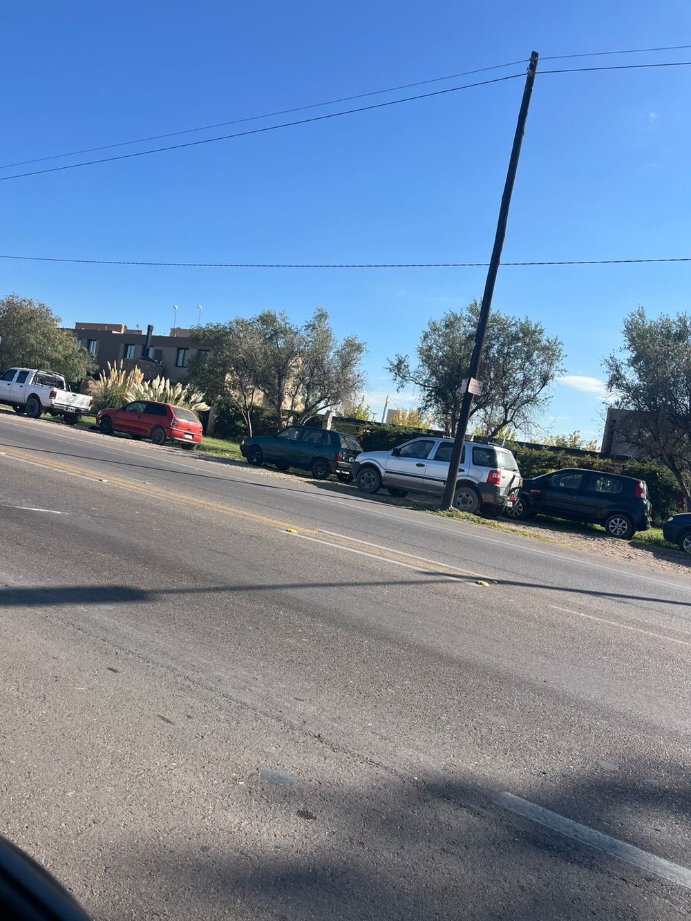 Caos y peligro: nuevo accidente en el ingreso a dos barrios donde los vecinos piden urgente una soluciòn