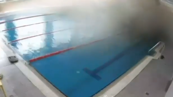 Video: un misil ruso impactó sobre una piscina en Ucrania con varias personas dentro del agua