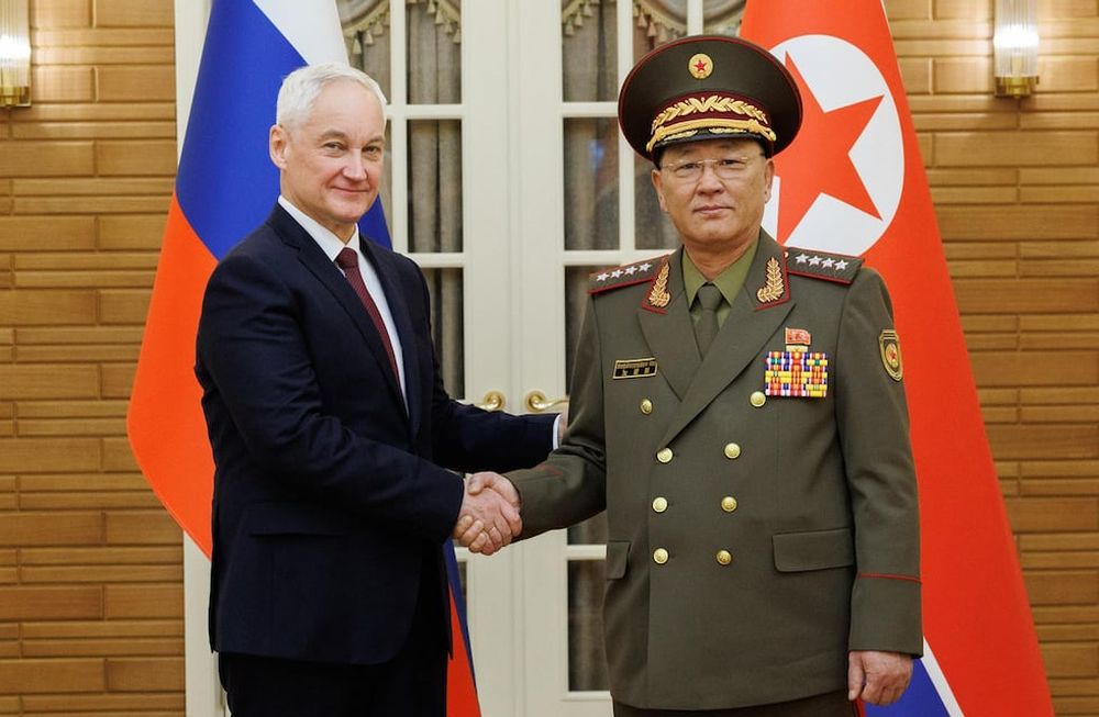 Una fotografía facilitada por el Servicio de Prensa del Ministerio de Defensa de Rusia muestra al ministro de Defensa de Corea del Norte, No Kwang Chol (dcha.), y al ministro de Defensa de Rusia, Andrei Belousov, estrechándose la mano durante su reunión en Pyongyang, Corea del Norte, el 29 de noviembre de 2024. (Rusia) EFE/EPA/SERVICIO DE PRENSA DEL MINISTERIO DE EXTERIORES DE RUSIA / FOLLETO -- CRÉDITO OBLIGATORIO -- FOLLETO SOLO PARA USO EDITORIAL/NO VENTA