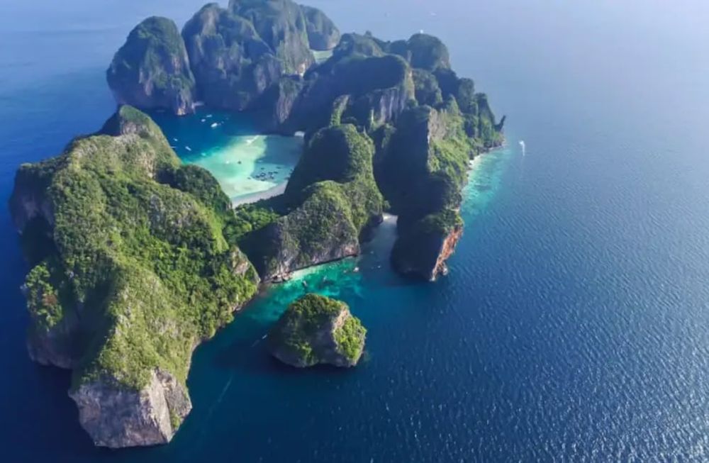 Maya Bay, la paradisíaca bahía tailandesa, deberá ser recuperada luego del daño ambiental provocado por el rodaje de The Beach y millones de turistas. Gentileza