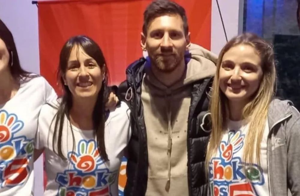 El capitán de la Selección Argentina, que está de vacaciones en Rosario junto a su familia, asistió a la fiesta de su sobrino y causó furor entre los ñinos y adultos. / Gentileza.