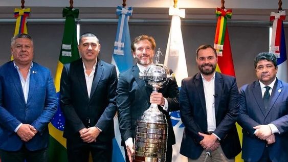 El presidente de la Conmebol, Alejandro Domínguez, junto a Juan Román Riquelme (Boca), y Mário Bittencourt (Fluminense), quienes estuvieron acompañados por los presidentes de la AFA, Claudio Tapia y la Confederación Brasileña de Fútbol, Ednaldo Rodrigues.