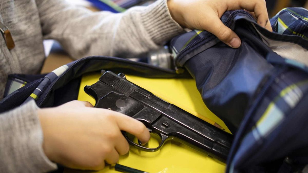 En Córdoba: un adolescente de 14 años llevó un arma a la escuela por un 