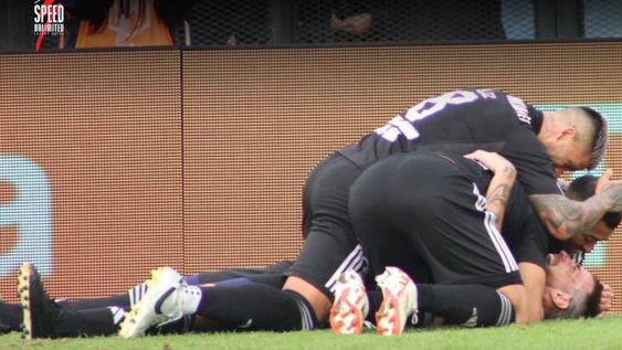 Deportivo Riestra reaccionó y derrotó por 2-1 a Sarmiento y le sacó una linda diferencia a Independiente Rivadavia en los promedios. / Gentileza.