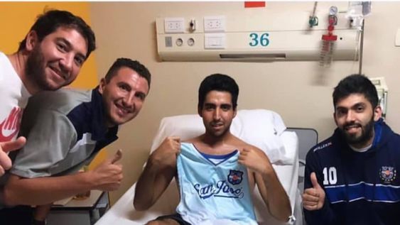 Durante la temporada 2019 y cuando Juani estaba internado, los hermanos Rubia y Gastón Guevara, se acercaron hasta la clínica a saludarlo, darle ánimo y le llevaron una camiseta de San José. Un gesto que lo hizo muy feliz. / GENTILEZA