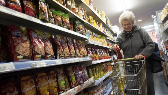 Los productos no se pueden vender sin faltar a las normativas locales, y para los consumidores resulta difícil encontrarlos en las góndolas. / Ignacio Blanco