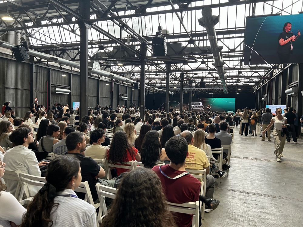 5.500 personas coparon la Nave Cultural: acreditaciones a tope, butacas completas y pasillos llenos de networking.