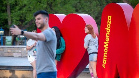 Los Andes | Turismo, Plaza Independencia Pocos turistas para este fin de semana largo de elecciones, solo un 40% de reservas. / Foto: Ignacio Blanco / Los Andes