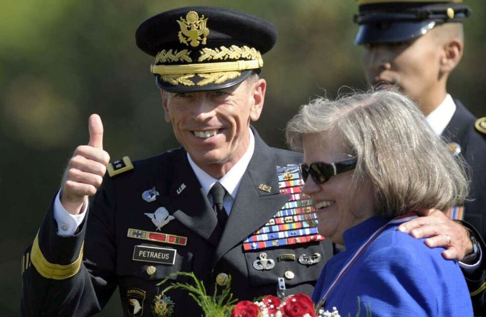 Por adulterio, dimitió el jefe de la CIA