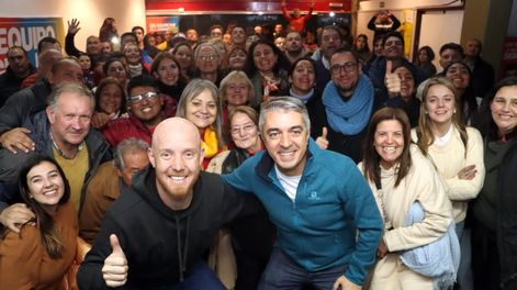 Los Andes | El candidato a intendente, Esteban Allasino, celebra con el actual jefe comunal, Sebastián Bragagnolo. Ambos siguieron a De Marchi en su partida de Cambia Mendoza para formar La Unión Mendocina.