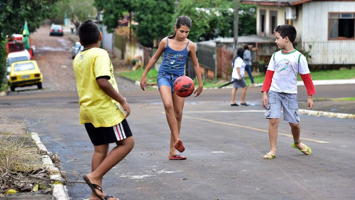 Los estudios muestran que los niños que jugaban en la calle sin reglas estructuradas estaban desarrollando lo que hoy se conoce como resiliencia emocional