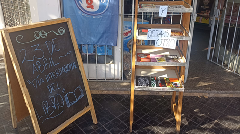 Almacén barrial que ofrece libros