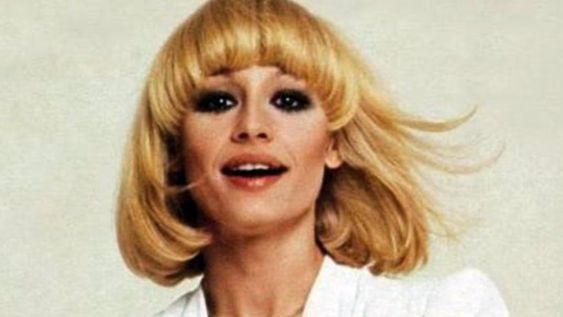 El cáncer de pulmón fue el motivo de su deceso.La cantante, actriz y presentadora Raffaella Carrá, icono de la televisión italiana y responsable de éxitos como Hay que venir al sur, falleció hoy a los 78 años, anunciaron desde su entorno. telam