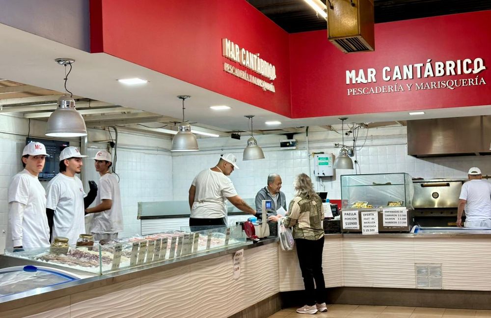 Mar Cantábrico, en el Mercado Central, mantiene hoy la merluza a un valor más bajo que a principios de año.