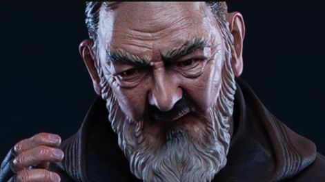 El Padre Pío sigue siendo una figura de gran devoción en todo el mundo, no solo por los hechos extraordinarios que marcaron su vida, sino también por su profunda espiritualidad y su compromiso con el prójimo.