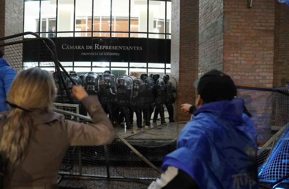 “Hay docentes que fueron hospitalizados; nos estamos muriendo de hambre, me estoy cagando de hambre, 257 mil pesos mi sueldo”, expresó una docente en diálogo con LN+.Foto: Gentileza Clarín