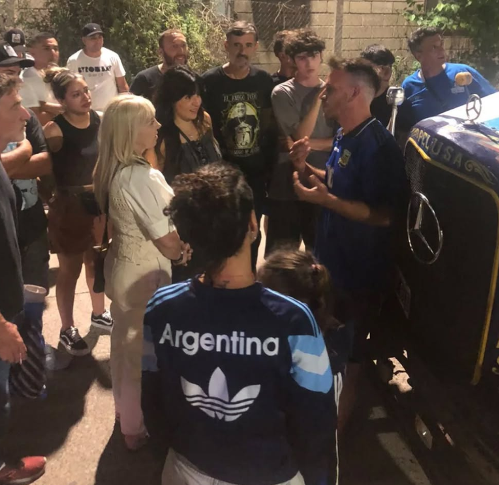 La familia maradoneana junto a Claudia Villafañe y Giannina Maradona.