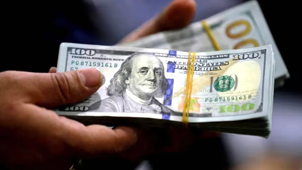 Tras el desplome, así cotiza el dólar hoy: suben las acciones y repuntan los bonos